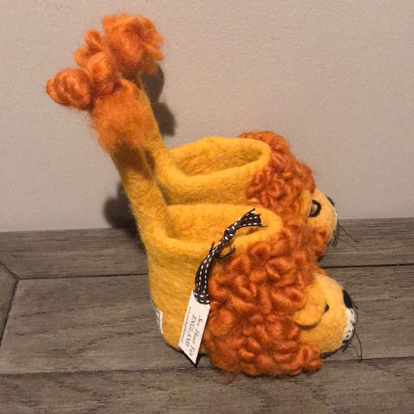 New Sew Heart Felt Lion Slippers for baby - Picture 7 of 7